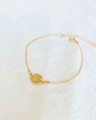 Love Letter • Náramek, který má svůj příběh. Medailonek s iniciálou připomíná někoho, kdo je vašemu srdci blízký – nebo...