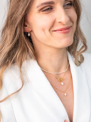 Jak vrstvit naše šperky? ✨ Tady máte pár mých osobních tipů: • ideálně perlový náhrdelník jako základ 🤍 • potom střední...